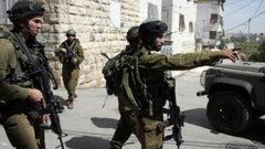 الاحتلال يعتقل زوجة ووالد اسير