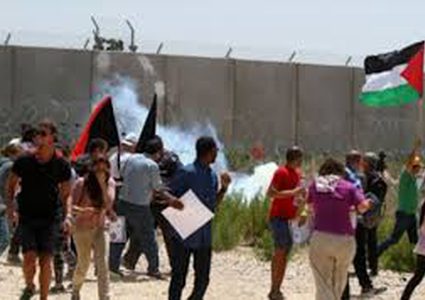 الاحتلال يقمع مسيرة نعلين الاسبوعية