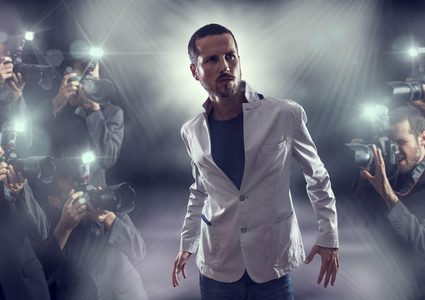 لتشابههم في الملامح .. غرباء ينتحلون صفة المشاهير