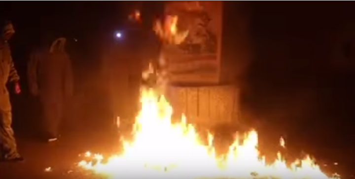 بالفيديو: شبان يحرقون طائرة صغيرة للاحتلال