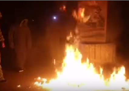 بالفيديو: شبان يحرقون طائرة صغيرة للاحتلال