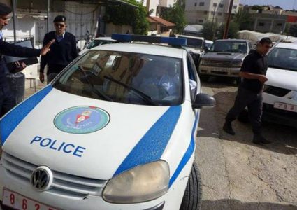 مواطن يسلم مركبة شقيقه غير القانونية للشرطة في الخليل