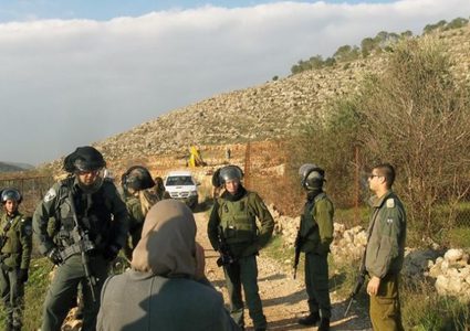 مستوطنون يتجمهرون في أراضي المزارعين جنوب نابلس (محدث)