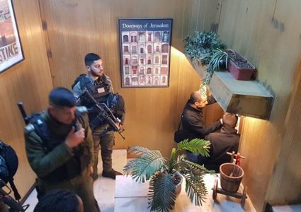 صور | الاحتلال يغلق مطعماً في القدس