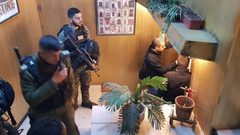 صور | الاحتلال يغلق مطعماً في القدس