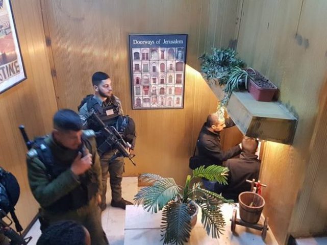 صور | الاحتلال يغلق مطعماً في القدس