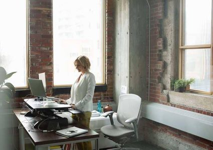 المكاتب الواقفة "تقلل" ذكاء الموظف