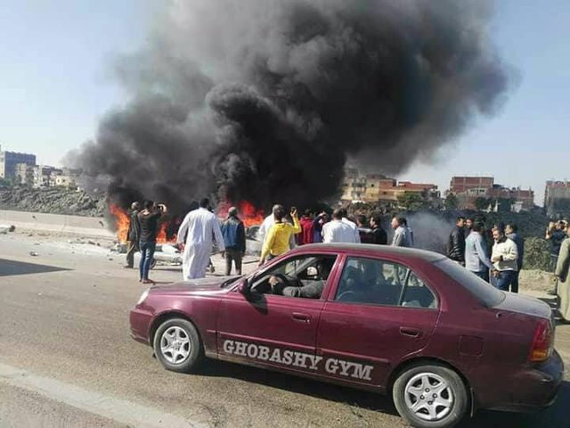 تفحم 12 عاملا في احتراق حافلة على طريق الإسكندرية