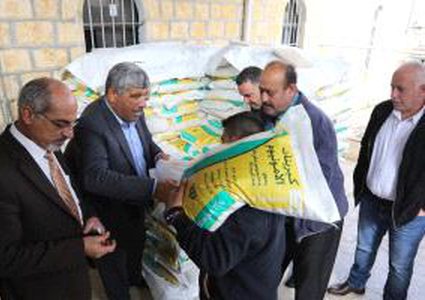 هيئة مقاومة الجدار والاستيطان تدعم صمود المزارعين المعزولة أراضيهم خلف الجدار