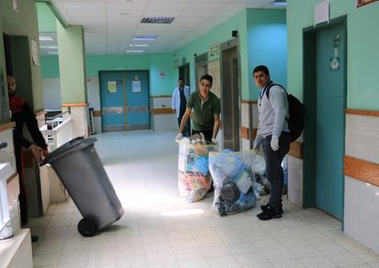 جامعة فلسطين تنظّم يومًا تطوعيًا لتنظيف مستشفى شهداء الأقصى