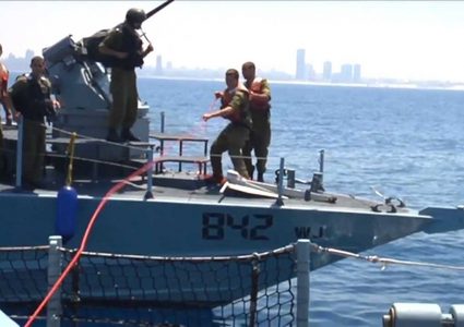 زوارق الاحتلال تطلق النار وترش المياه العادمة تجاه قوارب الصيد بغزة