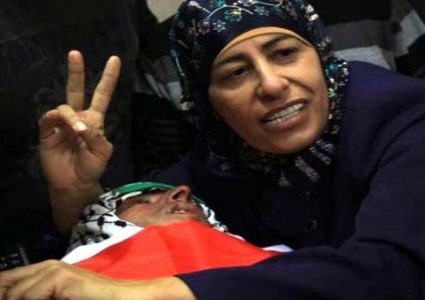 الاحتلال يفرج عن الأسيرة شماسنة وابنتها