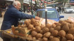 37 عاما في بيع جوز الهند