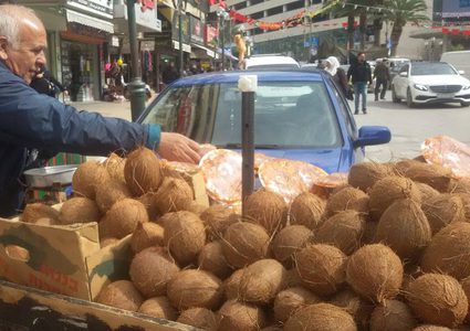 37 عاما في بيع جوز الهند