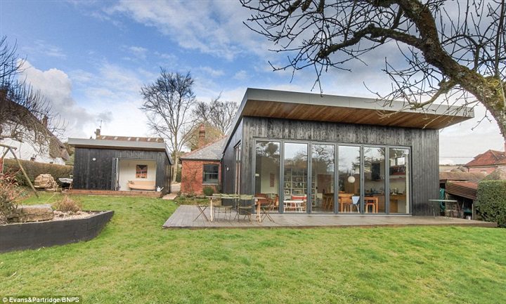 منزل للبيع بـ 800 ألف جنيه إسترليني بسبب واجهته