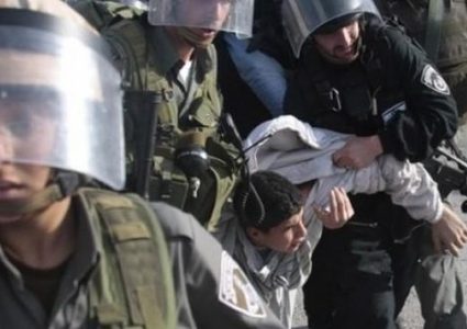 الاحتلال يعتقل طفلًا بعد عودته من المدرسة
