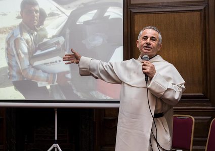 راهب عراقي ينقذ مخطوطات قديمة من داعش