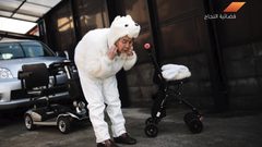 جدّة يابانية تجذب أنظار رواد مواقع التواصل بصورها المرحة (فيديو)