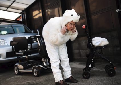 جدّة يابانية تجذب أنظار رواد مواقع التواصل بصورها المرحة (فيديو)