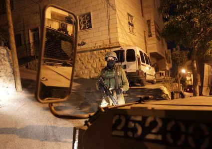 الاحتلال يعتقل فتيين ويستدعي طفلاً