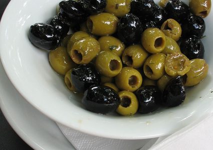 فوائد صحية للزيتون والفرق بين الأسود والأخضر؟