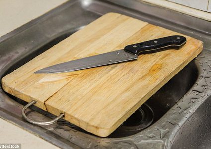 لماذا يجب تنظيف ألواح التقطيع البلاستيكية في غسّالة الأطباق!