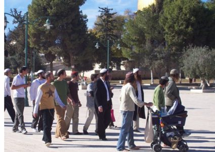 27 مستوطنا يقتحمون المسجد الأقصى بحماية أمنية