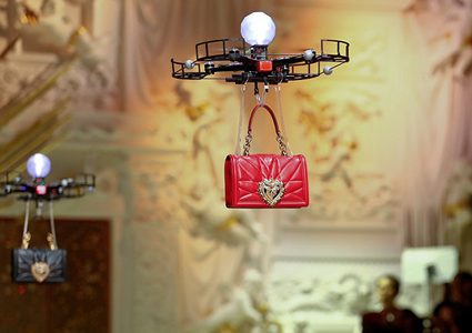 شركة أزياء عالمية تستعين بطائرات دون طيار لعرض الحقائب