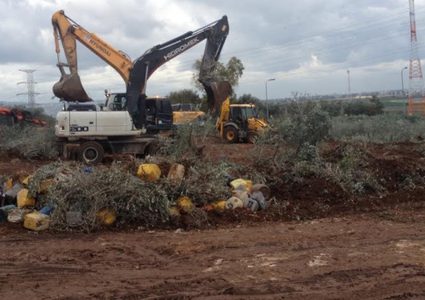 الاحتلال يواصل تجريف أراضي ظهر المالح لصالح الجدار