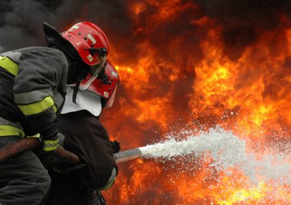 بالفيديو: اندلاع حريق بمصنع للعصائر