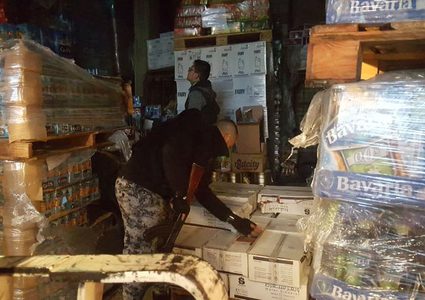 "الصحة" و"الضابطة الجمركية" تتحفظان على مستودع مواد غذائية