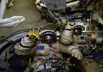 تصميم بزة فضائية مزودة بمرحاض مصغر