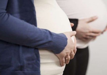 الأمهات الأكبر سنا يحرمن بناتهن من الإنجاب