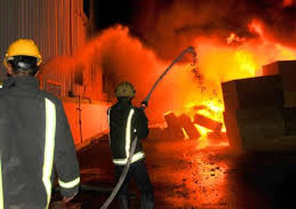 اطفائية الخليل تخمد حريقا نشب داخل مصنع "شيبس" في المدينة