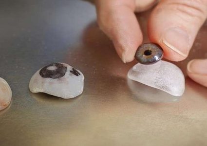 علماء يخترعون عين اصطناعية بتحكم إلكتروني