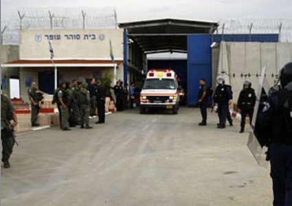 موقع عبري يزعُم: أسير "فتحاوي" يضرب ضابطاً اسرائيلياً في سجن "نفحة"