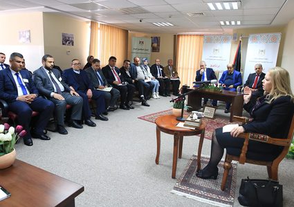 رصاص تشارك تجربتها القيادية مع متدربي المدرسة الوطنية للإدارة