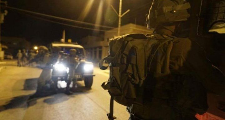 قوات الاحتلال تغلق حاجز زعترة وتحاصر "سيارة" وتعتقل شخصين