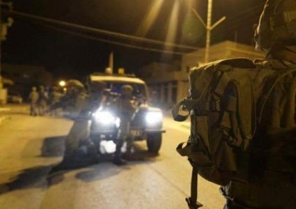 قوات الاحتلال تغلق حاجز زعترة وتحاصر "سيارة" وتعتقل شخصين