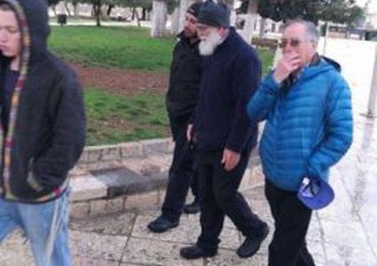 مستوطنون وعضو كونغرس يقتحمون المسجد الأقصى