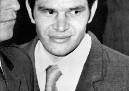 هل تعفو فرنسا عن "أقدم سجين في زنازينها؟