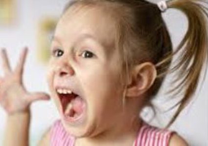 كيف تدرب طفلك على التحدث بنبرة منخفضة؟