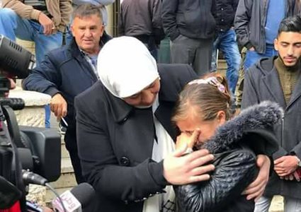 غنام تتابع علاج الطفلة أنعام العطار(صور)