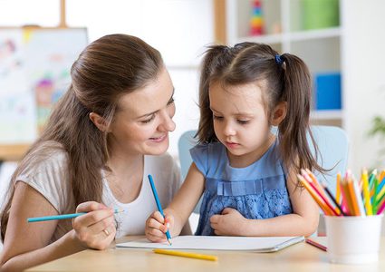 الأمهات الأكبر سنا يحرمن بناتهن من الإنجاب