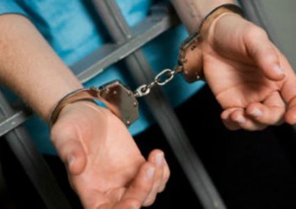 الشرطة تلقي القبض على 10 أشخاص صادر بحقهم 28 أمر حبس