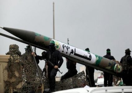 موقع عبري يزعُم أنَّ حماس لديها آلاف الصواريخ بعيدة المدى