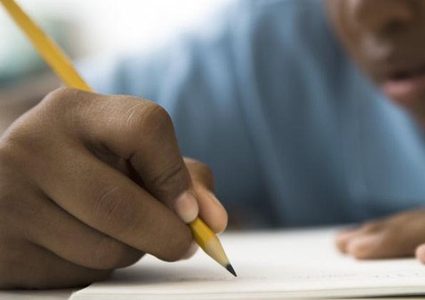 بهذه الطريقة.. يتمكن طفلك من الكتابة بالقلم