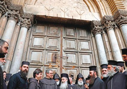 القيامة تنتصر.. الاحتلال يجمّد قرار ضرائب كنائس القدس (فيديو)