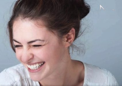 هل الابتسامة تعبر عن الفرح والسعادة دائما؟!(فيديو)