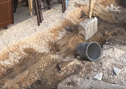 بالفيديو.. تضرر أصحاب محلات البلدة القديمة من بطء عملية ترميم باب الساحة